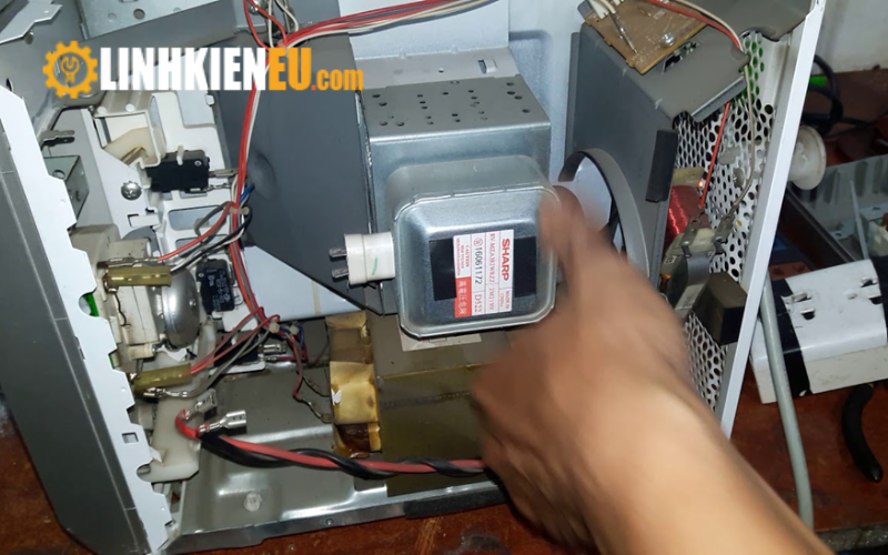 Đĩa lò vi sóng không quay - Nguyên nhân, cách khắc phục và lời khuyên hữu ích