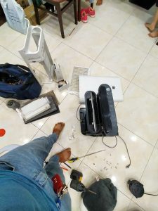 Hình ảnh sửa chữa máy lọc không khí sharp nội địa Nhật tại nhà khách hàng